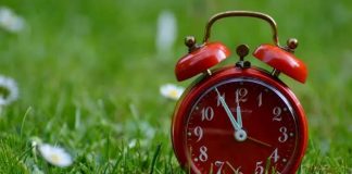 Sat pomjeramo najranije u posljednjih 11 godina: Evo kog datuma vraćamo kazaljke i spavamo duže Sat pomjeramo najranije u posljednjih 11 godina: Evo kog datuma vraćamo kazaljke i spavamo duže - featured image