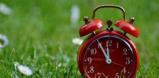 Sat pomjeramo najranije u posljednjih 11 godina: Evo kog datuma vraćamo kazaljke i spavamo duže Sat pomjeramo najranije u posljednjih 11 godina: Evo kog datuma vraćamo kazaljke i spavamo duže - featured image