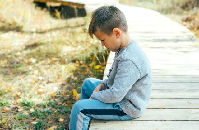 Anksioznost često počinje s ova četiri problema iz djetinjstva – 9 od 10 roditelja ovo svakodnevno radi svojoj djeci..Ovo su neki od prvih znakova!! - featured image