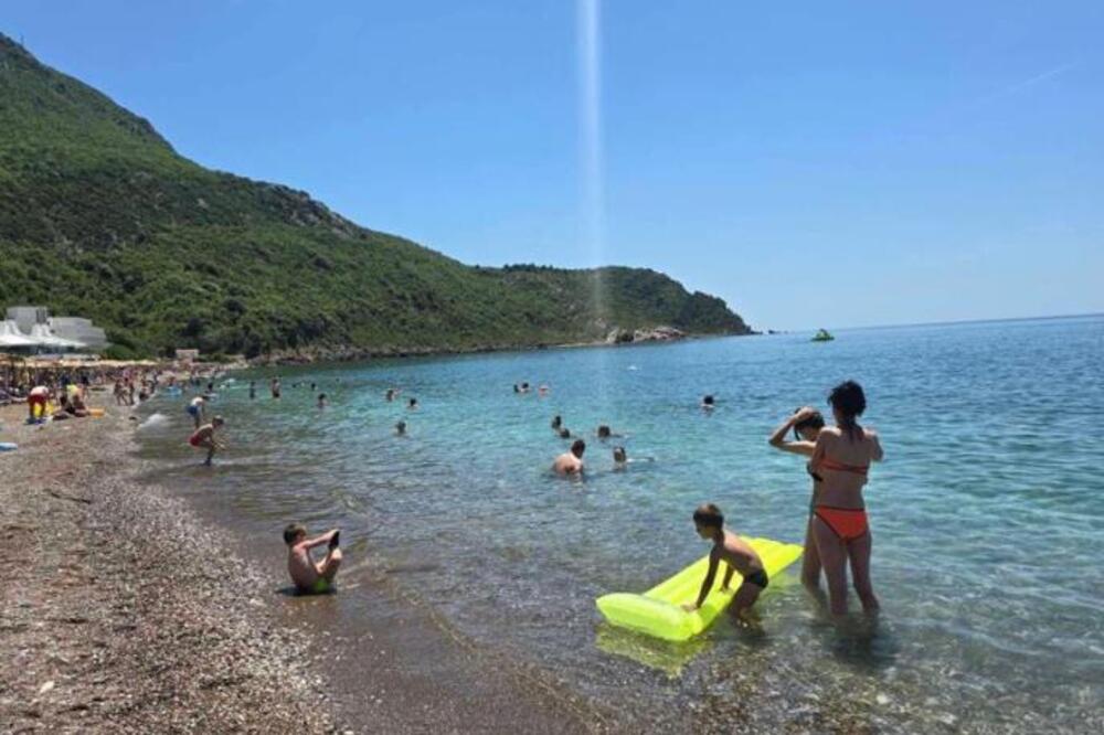 Kupači na plaži u Crnoj Gori NISU MOGLI DA VERUJU OČIMA! Zbog onoga što su videli u PLIĆAKU, odmah su pobjegli… (VIDEO) - featured image