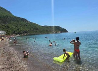 Kupači na plaži u Crnoj Gori NISU MOGLI DA VERUJU OČIMA! Zbog onoga što su videli u PLIĆAKU, odmah su pobjegli… (VIDEO) Kupači na plaži u Crnoj Gori NISU MOGLI DA VERUJU OČIMA! Zbog onoga što su videli u PLIĆAKU, odmah su pobjegli… (VIDEO) - featured image