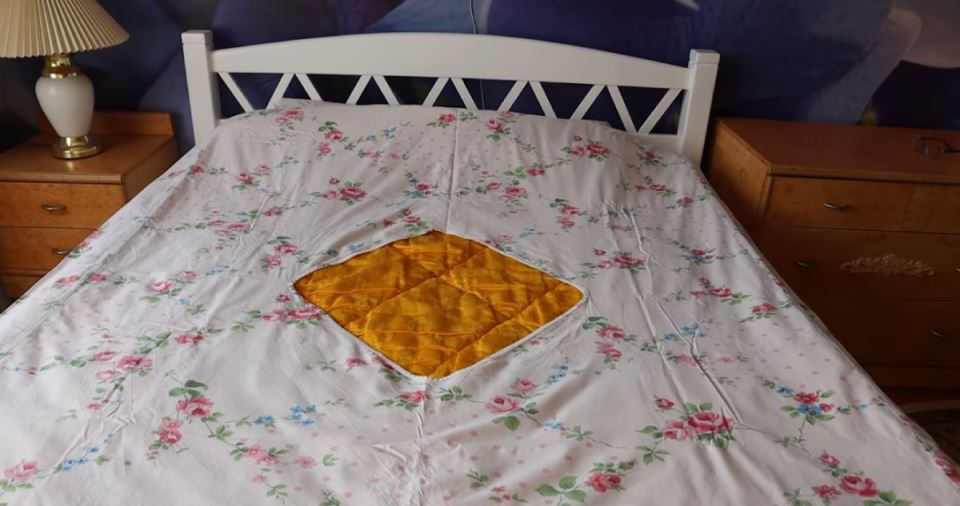 Zašto je navlaka čuvenog jugoslovenskog jorgana imala otvor na sredini? Stari trik je bio genijalan - featured image Zašto je navlaka čuvenog jugoslovenskog jorgana imala otvor na sredini? Stari trik je bio genijalan - featured image
