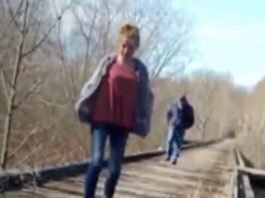 Dve devojčice šetale šumom, spazile čudnog čoveka koji ih prati, uzele da snimaju, a od tada im se gubi trag: Posle 5 godina, penzionerka dolazi do šok saznanja