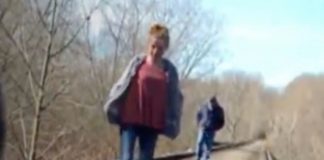 Dve devojčice šetale šumom, spazile čudnog čoveka koji ih prati, uzele da snimaju, a od tada im se gubi trag: Posle 5 godina, penzionerka dolazi do šok saznanja