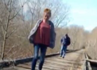 Dve devojčice šetale šumom, spazile čudnog čoveka koji ih prati, uzele da snimaju, a od tada im se gubi trag: Posle 5 godina, penzionerka dolazi do šok saznanja