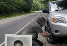 Osamnaest godina nakon što je moj sin nestao, beskućnik mi je promijenio probušenu gumu na Ruti 9… Ali ono što je ostavio u mom automobilu potpuno me slomilo Osamnaest godina nakon što je moj sin nestao, beskućnik mi je promijenio probušenu gumu na Ruti 9… Ali ono što je ostavio u mom automobilu potpuno me slomilo - featured image