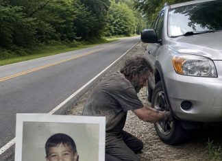 Osamnaest godina nakon što je moj sin nestao, beskućnik mi je promijenio probušenu gumu na Ruti 9… Ali ono što je ostavio u mom automobilu potpuno me slomilo Osamnaest godina nakon što je moj sin nestao, beskućnik mi je promijenio probušenu gumu na Ruti 9… Ali ono što je ostavio u mom automobilu potpuno me slomilo - featured image