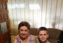 Mali dečak je u školi rekao: „Moja baka mi svake noći vezuje ruke.“ Kada je učiteljica ušla u kuću sa policijom, sledila se od onoga što je ugledala.