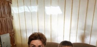 Mali dečak je u školi rekao: „Moja baka mi svake noći vezuje ruke.“ Kada je učiteljica ušla u kuću sa policijom, sledila se od onoga što je ugledala.