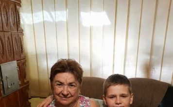 Mali dečak je u školi rekao: „Moja baka mi svake noći vezuje ruke.“ Kada je učiteljica ušla u kuću sa policijom, sledila se od onoga što je ugledala.