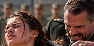 😨💔 Pukovnik je novoj regrutkinji pred cijelom jedinicom odrezao dugu pletenicu kako bi je kaznio zbog neposluha, ali Emilyin sljedeći potez ostavio je čak i najtvrđe vojnike bez riječi 😱