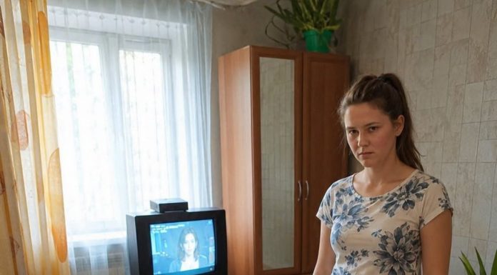 Buduća svekrva došla je u moj stan, ugasila televizor i objavila da je dnevna soba odsad njezina — moj zaručnik je šutio, a ja sam joj jednom rečenicom otkrila da sam već znala njihov pravi plan