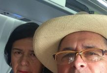 Nakon 52 godine braka, moj muž me je poveo avionom, ne rekavši mi kuda idemo. Na polovini leta, čvrsto mi je stegao ruku i šapnuo: „Posle današnjeg dana, svoju decu više nikada nećeš videti.“ Zurila sam u čoveka s kojim sam provela čitav život, prestravljena onim što je time želeo da kaže… Nakon 52 godine braka, moj muž me je poveo avionom, ne rekavši mi kuda idemo. Na polovini leta, čvrsto mi je stegao ruku i šapnuo: „Posle današnjeg dana, svoju decu više nikada nećeš videti.“ Zurila sam u čoveka s kojim sam provela čitav život, prestravljena onim što je time želeo da kaže… - featured image
