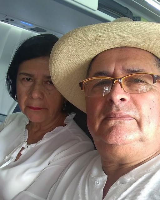 Nakon 52 godine braka, moj muž me je poveo avionom, ne rekavši mi kuda idemo. Na polovini leta, čvrsto mi je stegao ruku i šapnuo: „Posle današnjeg dana, svoju decu više nikada nećeš videti.“ Zurila sam u čoveka s kojim sam provela čitav život, prestravljena onim što je time želeo da kaže… - featured image Nakon 52 godine braka, moj muž me je poveo avionom, ne rekavši mi kuda idemo. Na polovini leta, čvrsto mi je stegao ruku i šapnuo: „Posle današnjeg dana, svoju decu više nikada nećeš videti.“ Zurila sam u čoveka s kojim sam provela čitav život, prestravljena onim što je time želeo da kaže… - featured image