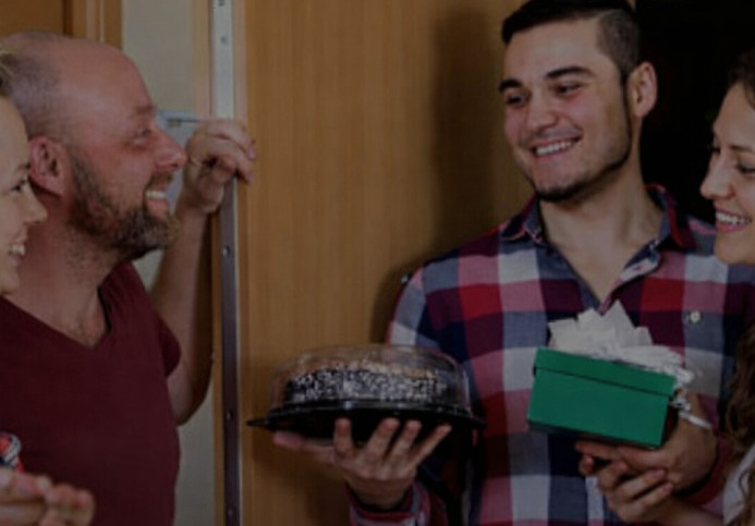 Zašto neki ljudi nikada ne dolaze u goste praznih ruku, a drugima to ne pada na pamet - featured image Zašto neki ljudi nikada ne dolaze u goste praznih ruku, a drugima to ne pada na pamet - featured image
