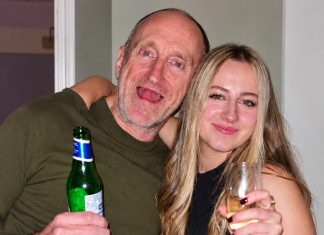 🥺👉💔 U 56. godini moj najgori košmar počeo se pretvarati u stvarnost: sumnjala sam da moj 32-godišnji suprug potajno spava s mojom 24-godišnjom kćeri, kojoj je bio očuh. A onda sam pronašla ovu fotografiju na kojoj su zagrljeni. Kad sam zatražila objašnjenje, moja je kći briznula u plač, a suprug mi je šapnuo: „Ako saznaš što smo učinili iza tvojih leđa, nikada nam nećeš oprostiti.” 👇‼️💔 🥺👉💔 U 56. godini moj najgori košmar počeo se pretvarati u stvarnost: sumnjala sam da moj 32-godišnji suprug potajno spava s mojom 24-godišnjom kćeri, kojoj je bio očuh. A onda sam pronašla ovu fotografiju na kojoj su zagrljeni. Kad sam zatražila objašnjenje, moja je kći briznula u plač, a suprug mi je šapnuo: „Ako saznaš što smo učinili iza tvojih leđa, nikada nam nećeš oprostiti.” 👇‼️💔 - featured image