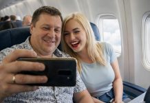 Moj muž je tajno otišao na odmor sa ljubavnicom i poslao mi fotografiju na kojoj ljubi mladu lepoticu, uz poruku: „Zbogom, jadna stvorenje, ostavljam te bez ičega.“ Moj muž je tajno otišao na odmor sa ljubavnicom i poslao mi fotografiju na kojoj ljubi mladu lepoticu, uz poruku: „Zbogom, jadna stvorenje, ostavljam te bez ičega.“ - featured image