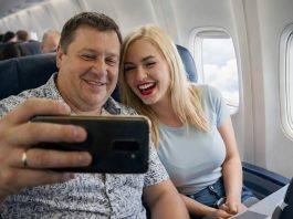 Moj muž je tajno otišao na odmor sa ljubavnicom i poslao mi fotografiju na kojoj ljubi mladu lepoticu, uz poruku: „Zbogom, jadna stvorenje, ostavljam te bez ičega.“ Moj muž je tajno otišao na odmor sa ljubavnicom i poslao mi fotografiju na kojoj ljubi mladu lepoticu, uz poruku: „Zbogom, jadna stvorenje, ostavljam te bez ičega.“ - featured image