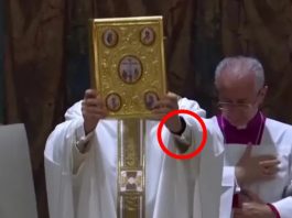 Ljudi ne mogu da veruju: Novi papa podigao ruku, a ispod rukava provirio detalj koji niko nije očekivao Ljudi ne mogu da veruju: Novi papa podigao ruku, a ispod rukava provirio detalj koji niko nije očekivao - featured image