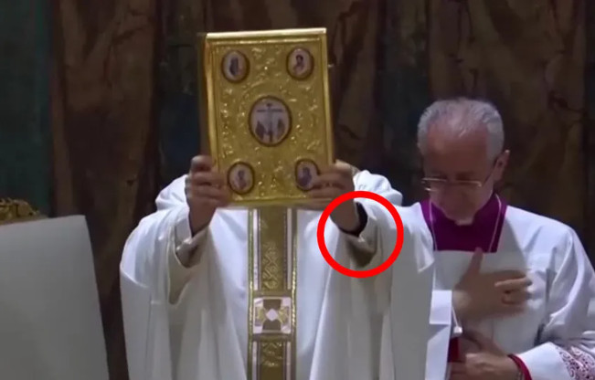 Ljudi ne mogu da veruju: Novi papa podigao ruku, a ispod rukava provirio detalj koji niko nije očekivao - featured image Ljudi ne mogu da veruju: Novi papa podigao ruku, a ispod rukava provirio detalj koji niko nije očekivao - featured image