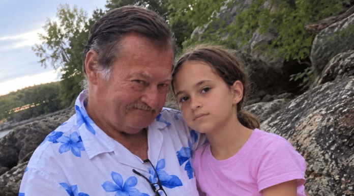Na ovoj fotografiji smiješila sam se pored svog očuha… Godinama je moja majka vjerovala da me voli kao vlastitu kćer, ali nije imala pojma što se zapravo događalo iza njenih leđa — niti zašto ću tu tajnu nositi sa sobom još mnogo godina