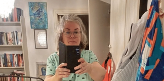 Svake večeri moja se majka fotografirala u istoj haljini — ali kad sam jednog dana otvorila njezin telefon, ruke su mi počele drhtati