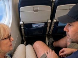 Muškarac je satima zauzimao deo mog sedišta u avionu! Kada sam ga zamolila da se pomeri, nasmejao se: „Tako ste sitni! Zašto vam treba toliko prostora?“ Ali kada se vratio iz toaleta, ukočio se od šoka i besno povikao: „ŠTA STE TO URADILI?!“ Muškarac je satima zauzimao deo mog sedišta u avionu! Kada sam ga zamolila da se pomeri, nasmejao se: „Tako ste sitni! Zašto vam treba toliko prostora?“ Ali kada se vratio iz toaleta, ukočio se od šoka i besno povikao: „ŠTA STE TO URADILI?!“ - featured image