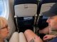 Muškarac je satima zauzimao deo mog sedišta u avionu! Kada sam ga zamolila da se pomeri, nasmejao se: „Tako ste sitni! Zašto vam treba toliko prostora?“ Ali kada se vratio iz toaleta, ukočio se od šoka i besno povikao: „ŠTA STE TO URADILI?!“ Muškarac je satima zauzimao deo mog sedišta u avionu! Kada sam ga zamolila da se pomeri, nasmejao se: „Tako ste sitni! Zašto vam treba toliko prostora?“ Ali kada se vratio iz toaleta, ukočio se od šoka i besno povikao: „ŠTA STE TO URADILI?!“ - featured image