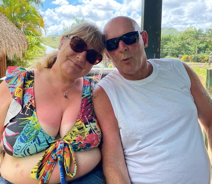 😱💔👉 Moj suprug rekao mi je da se srami mog tijela i da više ne želi da nas ljudi viđaju zajedno u javnosti. Nakon 38 godina braka prvi je put pristao odvesti me na plažu. Ali samo 20 minuta nakon što smo snimili ovu fotografiju, rekao mi je: „Mary, naš je brak gotov. Već godinama vodim dvostruki život.” Nisam ni slutila da najokrutnije poniženje tek dolazi… 😭😣💔 - featured image