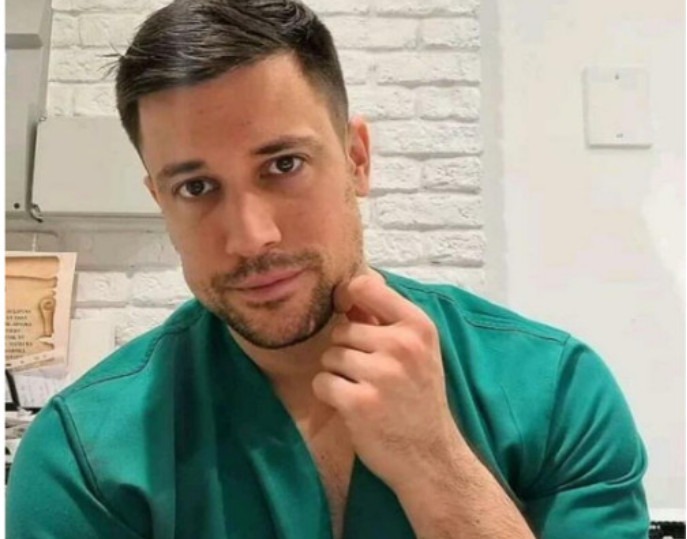 OVAJ SRBIN JE PRE 6 GODINA PROGLAŠEN ZA NAJLEPŠEG DOKTORA NA SVIJETU: Evo kako danas izgleda Vasilije Vujović, nećete verovati… MAGNET ZA ŽENE… - featured image