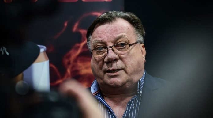 Ovo su 3 osobe sa kojima Halid Bešlić nije pričao: Prevarili ga na gnusan način, on im sve halalio i jednom rečenicom postideo