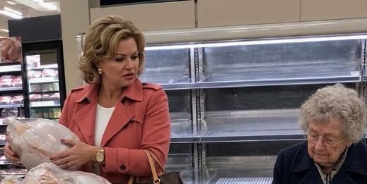 Bogata žena kupila je sve ćurke na akciji, dok je starija baka preklinjala da ostavi bar jednu za svog bolesnog unuka. Tada se iz zvučnika supermarketa začuo muški glas, a žena je odjednom prebledela. Bogata žena kupila je sve ćurke na akciji, dok je starija baka preklinjala da ostavi bar jednu za svog bolesnog unuka. Tada se iz zvučnika supermarketa začuo muški glas, a žena je odjednom prebledela. - featured image