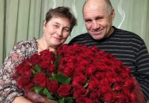 Moj muž nikada nije bio romantičan. Ali na moj 66. rođendan iznenada je došao kući sa 101 crvenom ružom i zamolio me da se fotografiram s njim… Pomislila sam da se napokon promijenio. Ali ono što je učinio s našom fotografijom natjeralo me da preispitam cijeli naš 42-godišnji brak…