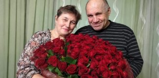 Moj muž nikada nije bio romantičan. Ali na moj 66. rođendan iznenada je došao kući sa 101 crvenom ružom i zamolio me da se fotografiram s njim… Pomislila sam da se napokon promijenio. Ali ono što je učinio s našom fotografijom natjeralo me da preispitam cijeli naš 42-godišnji brak…