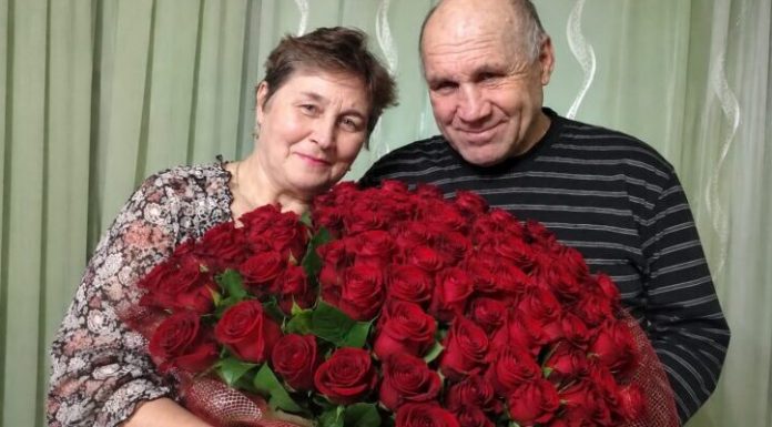 Moj muž nikada nije bio romantičan. Ali na moj 66. rođendan iznenada je došao kući sa 101 crvenom ružom i zamolio me da se fotografiram s njim… Pomislila sam da se napokon promijenio. Ali ono što je učinio s našom fotografijom natjeralo me da preispitam cijeli naš 42-godišnji brak…
