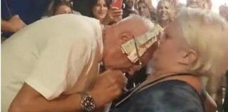 SRBI ZGROŽENI ZBOG SNIMKA SA ŠABAČKOG VAŠARA! Nabijao joj MIKROFON u grudi, a onda ZARIO GLAVU u dubine! SRBI ZGROŽENI ZBOG SNIMKA SA ŠABAČKOG VAŠARA! Nabijao joj MIKROFON u grudi, a onda ZARIO GLAVU u dubine! - featured image