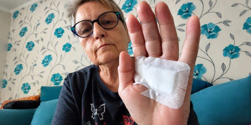 „Imam 74 godine. Svake večeri moja snaha me tjerala da popijem čašu vode prije spavanja. Jednog jutra probudila sam se sa zavijenom rukom, a nisam se mogla sjetiti ničega što se dogodilo prethodne noći. Odlučila sam postaviti skrivenu kameru, ali ono što sam sljedećeg jutra vidjela na snimku natjeralo me da odmah pozovem sina…” 😱💔‼️ - featured image „Imam 74 godine. Svake večeri moja snaha me tjerala da popijem čašu vode prije spavanja. Jednog jutra probudila sam se sa zavijenom rukom, a nisam se mogla sjetiti ničega što se dogodilo prethodne noći. Odlučila sam postaviti skrivenu kameru, ali ono što sam sljedećeg jutra vidjela na snimku natjeralo me da odmah pozovem sina…” 😱💔‼️ - featured image