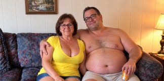 Sa 64 godine udala sam se za muškarca od 31 godine. Šest mjeseci kasnije primijetila sam da svake večeri potajno dodaje nešto u moje piće i inzistira da ga popijem do posljednje kapi. Jedne večeri odbila sam ga popiti i odnijela uzorak u laboratorij. Kad je liječnik vidio rezultate, problijedio je, odmah zatvorio vrata i upitao me: „GOSPOĐO, ZNA LI VAŠ SUPRUG DA STE OVDJE?“… Sa 64 godine udala sam se za muškarca od 31 godine. Šest mjeseci kasnije primijetila sam da svake večeri potajno dodaje nešto u moje piće i inzistira da ga popijem do posljednje kapi. Jedne večeri odbila sam ga popiti i odnijela uzorak u laboratorij. Kad je liječnik vidio rezultate, problijedio je, odmah zatvorio vrata i upitao me: „GOSPOĐO, ZNA LI VAŠ SUPRUG DA STE OVDJE?“… - featured image